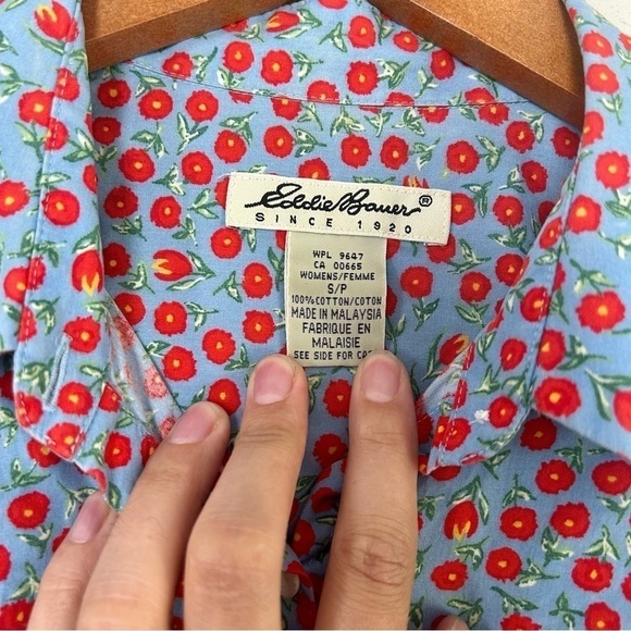 🦋 Eddie Bauer Button Down Long Sleeve Blue Red Floral Small - Picture 2 of 4